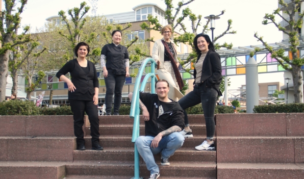 <p>Het make-over team: Ilse Bollhaar, Tamare van Dam, Arnoud van der Meer, Petra Glandorf en Kim Sukel.</p>