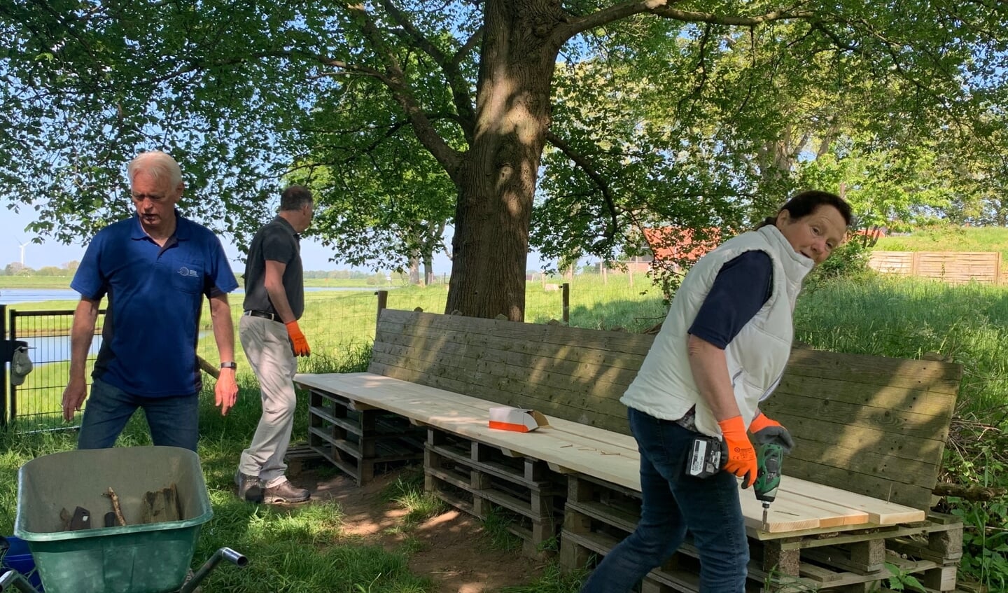 Vrijwilligers hard aan het werk op Fort Honswijk tijdens NL doet