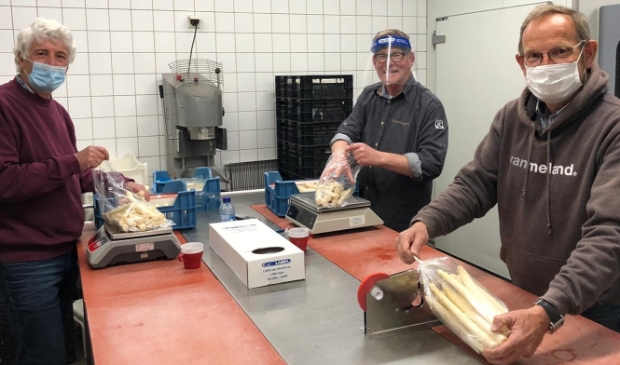 <p>Victor Schippers, Klaas Fokkema en Gerard Steltenpool pakken de verse Asperges in. </p>
