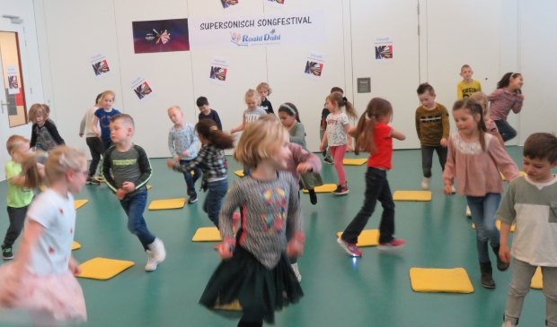 <p>Op vrolijke muziek en tekst wordt het Duitse songfestivallied door de kleuters gedanst.</p>