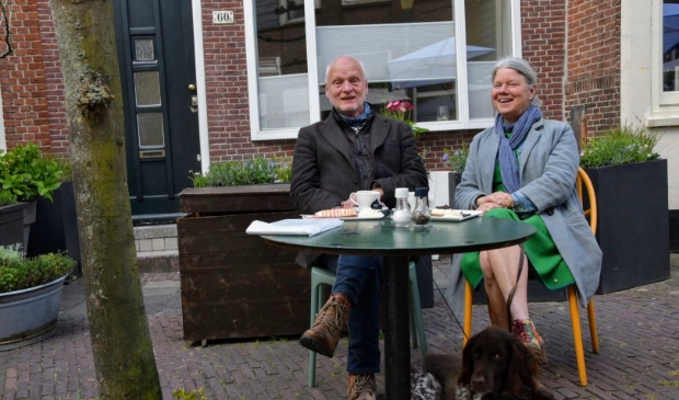 <p>Bij Gusto op het terrasje zitten Jaap en Marilou en hond Joep uit Den Bosch. Zij zijn 35 jaar geleden getrouwd en toen hebben ze op weg naar Schiphol voor hun huwelijksreis overnacht in de buurt van Ouderkerk. Zij waren nu op weg naar een weekje Bergen en dachten "laten we uit nostalgische overwegingen een kopje koffie drinken waar we 35 jaar geleden ook waren"</p>