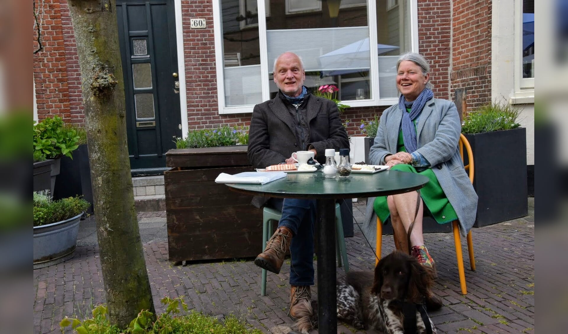 Bij Gusto op het terrasje zitten Jaap en Marilou en hond Joep uit Den Bosch. Zij zijn 35 jaar geleden getrouwd en toen hebben ze op weg naar Schiphol voor hun huwelijksreis overnacht in de buurt van Ouderkerk. Zij waren nu op weg naar een weekje Bergen en dachten "laten we uit nostalgische overwegingen een kopje koffie drinken waar we 35 jaar geleden ook waren"