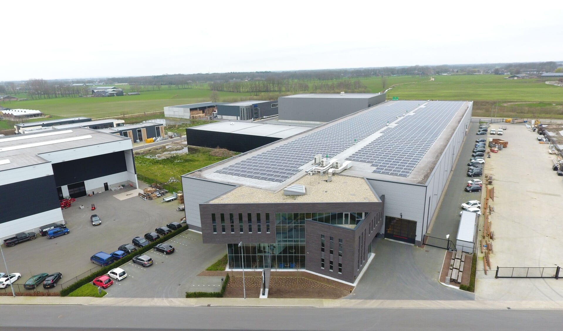 Campus installeerde ruim 2800 zonnepanelen op het dak van Van Ee Staalspecialisten aan de Deventerweg.