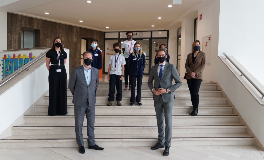 <p>Mrs Sarah Wade van Amity met burgemeester Tjapko Poppens en wethouder Frank Berkhout en een aantal leerlingen.<br><br></p>