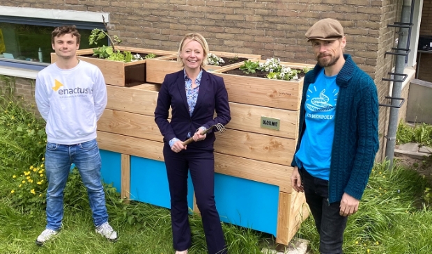 <p>Alexis Mourier (Enactus VU), Floor Gordon (wethouder duurzaamheid, afvalbeheer), en Rowin Snijder (bouwer wormenhotel) bij het wormenhotel op campus Uilenstede. </p>