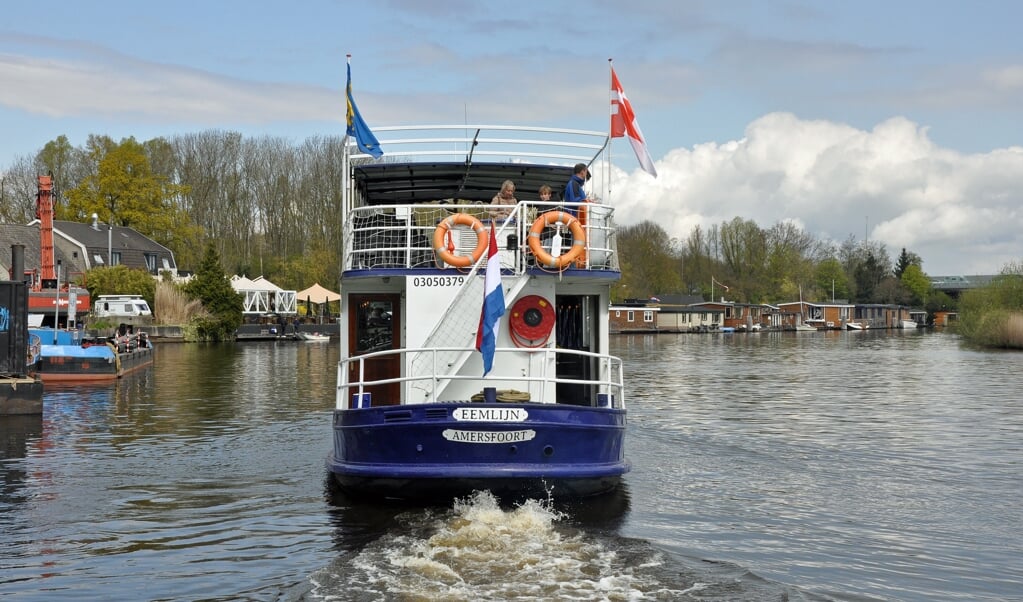 De eerste afvaart is een feit. Met een Baarnse familie en vijf vrijwilligers aan boord zet de Eemlijn koers naar Spakenburg. Baarn is een populaire opstapplaats.