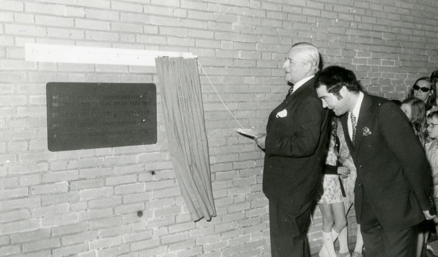 Burgemeester Van Rappard onthult een plaquette in het Piazza, 2 juni 1971.