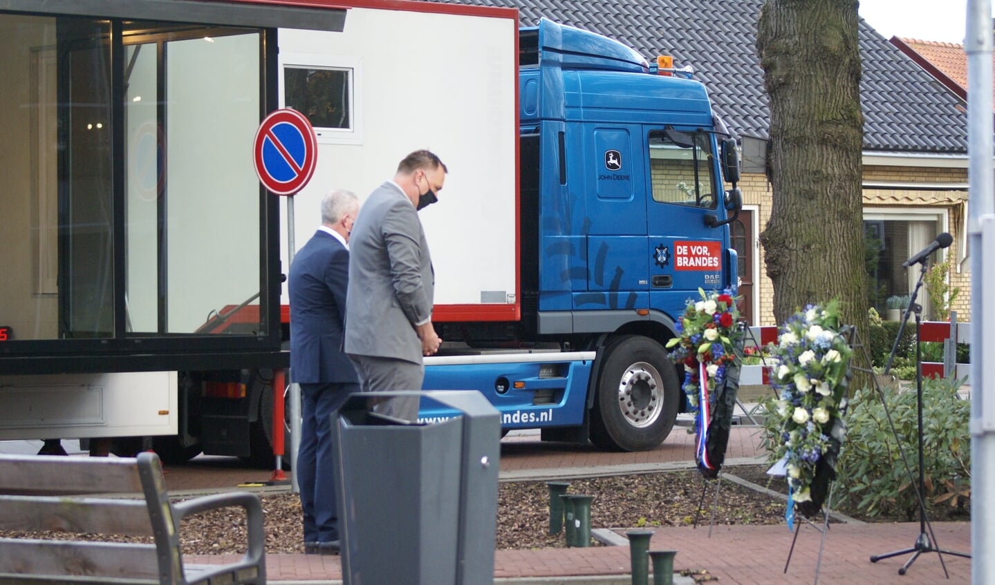 OVS-voorzitter Martin Brouwer.en Gert Overeem van het Comité 4 mei-herdenking legde een krans namens het Comité 4 mei-herdenking Scherpenzeel, de Oranjevereniging Scherpenzeel, de Scherpenzeelse veteranen en de Stichting Grebbelinie In Het vizier