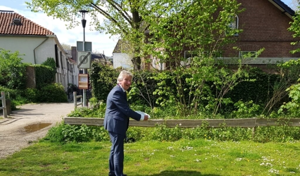Met een welgemikte worp opende burgemeester Geert van Rumund het frisbeekastje in het Torckpark. (foto: Kees Stap)