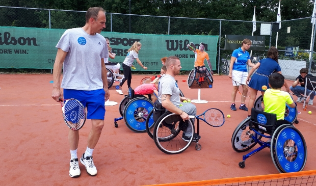 Tennisinstructie voor jongeren in sportrolstoel
