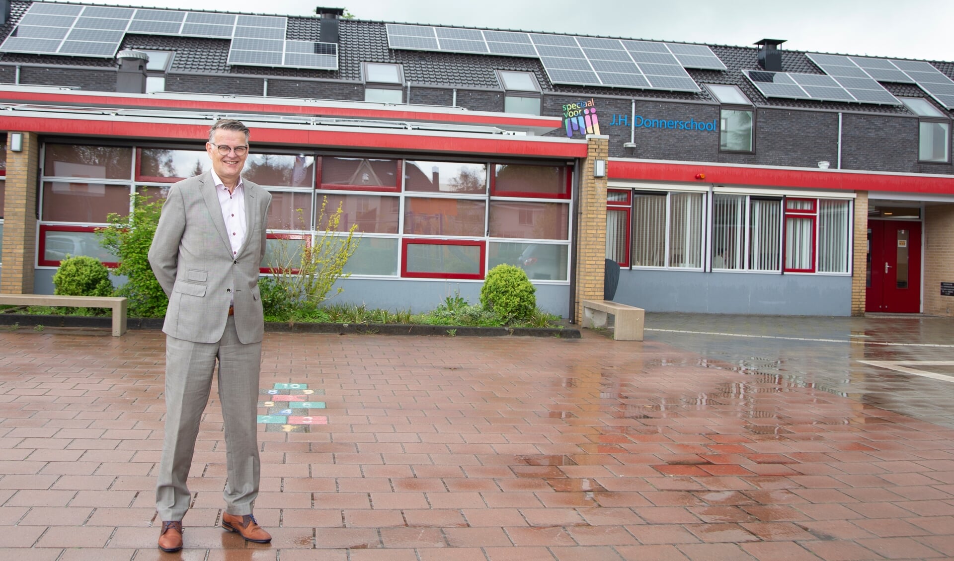 Directeur Jan Hofman van de Donnerschool: ,,Op ons plein liggen nog veel te veel betonnen straattegels.''