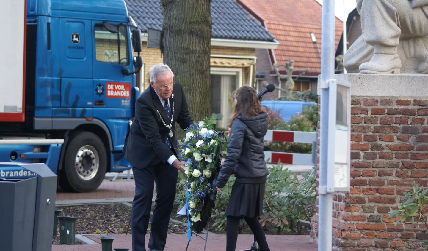 Burgemeester Eppie Klein en kinderburgemeester Lisa van Garderen legden samen de eerste krans, namens de gemeente Scherpenzeel..