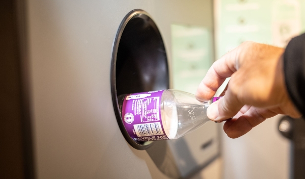 Inleveren van kleine plastic fles