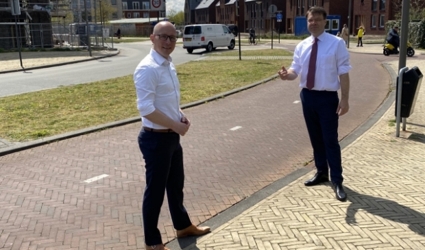 <p>Fractievoorzitter Maarten Flikkema met de nieuwe VVD-wethouder.</p>