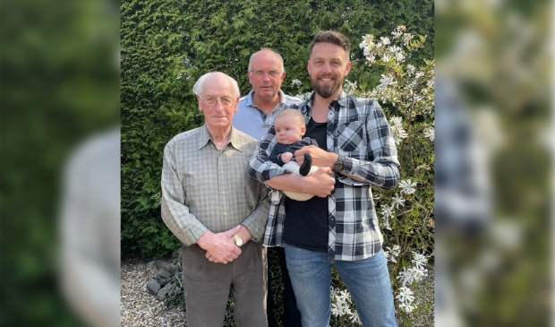 <p>Cees de Ruiter (90 jaar), Wim de Ruiter (61 jaar), Eric de Ruiter (32 jaar) en Kees de Ruiter (0 jaar).</p>