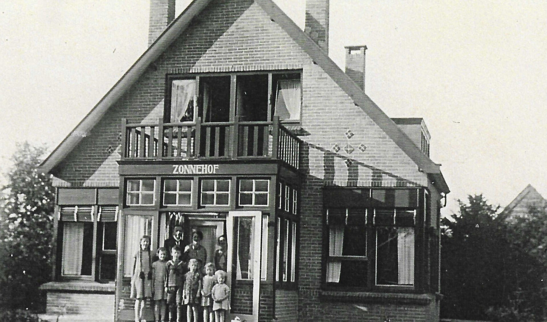 Het gezin Middeldorp voor Zonnehof. Andries Middeldorp midden voor. De woning werd in 1920 gebouwd en in 1933 al weer afgebroken om plaats te maken voor een nieuw huis met dezelfde naam. 