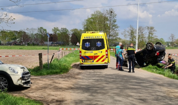 <p>Op de Lage Veldweg met de kruising Hammerdijk zijn donderdagmiddag twee personenauto's op elkaar gebotst.</p>