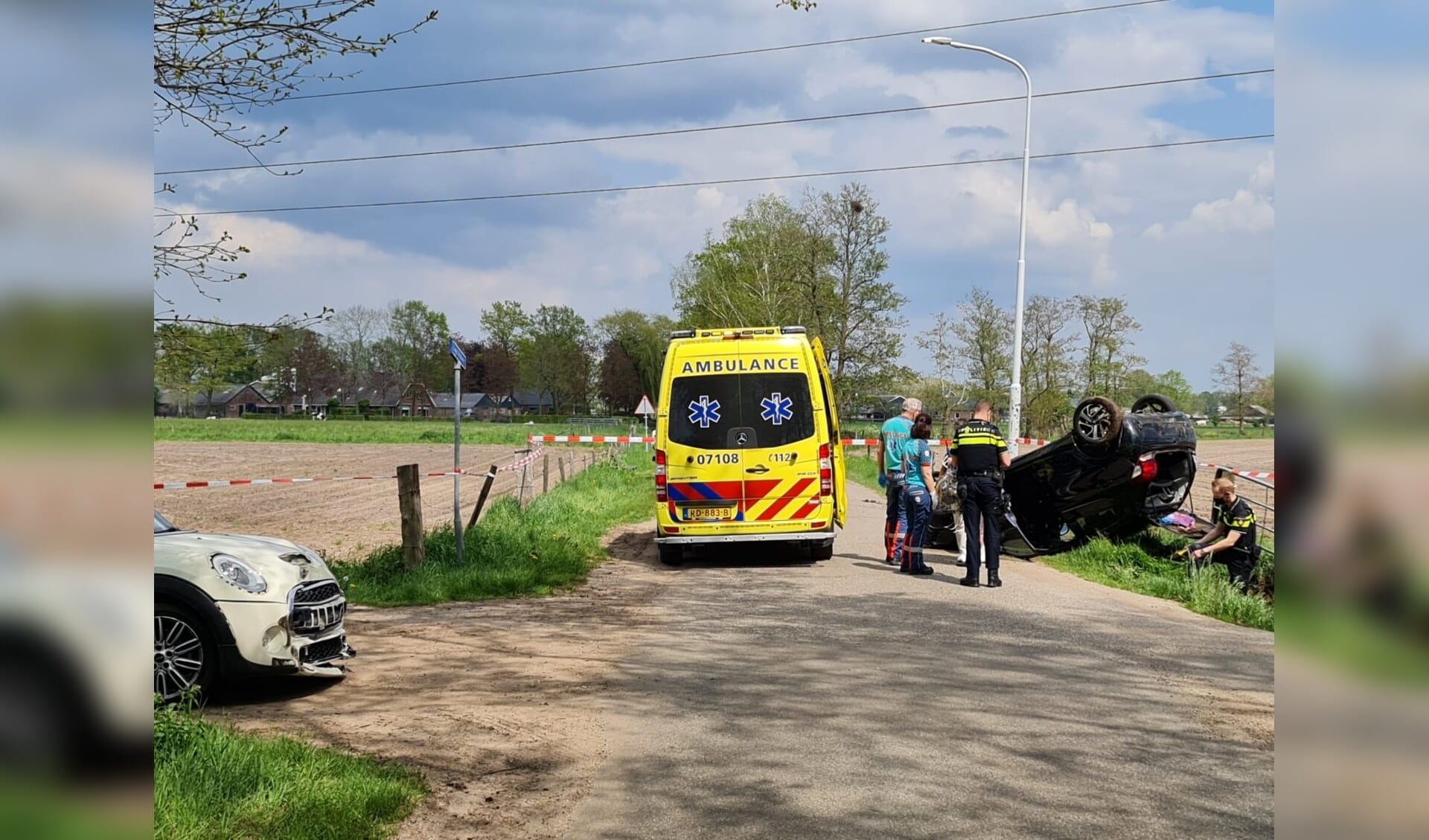 Op de Lage Veldweg met de kruising Hammerdijk zijn donderdagmiddag twee personenauto's op elkaar gebotst.