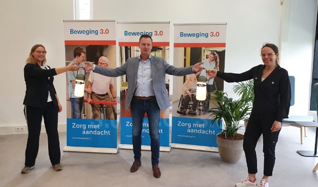 Josine Hellenthal (lid Verpleegkundige Raad Beweging 3.0), Vincent Klompenhouwer (commercieel manager Karbouw) en Miranda Bliekendaal (lid Verpleegkundige Raad Beweging 3.0)