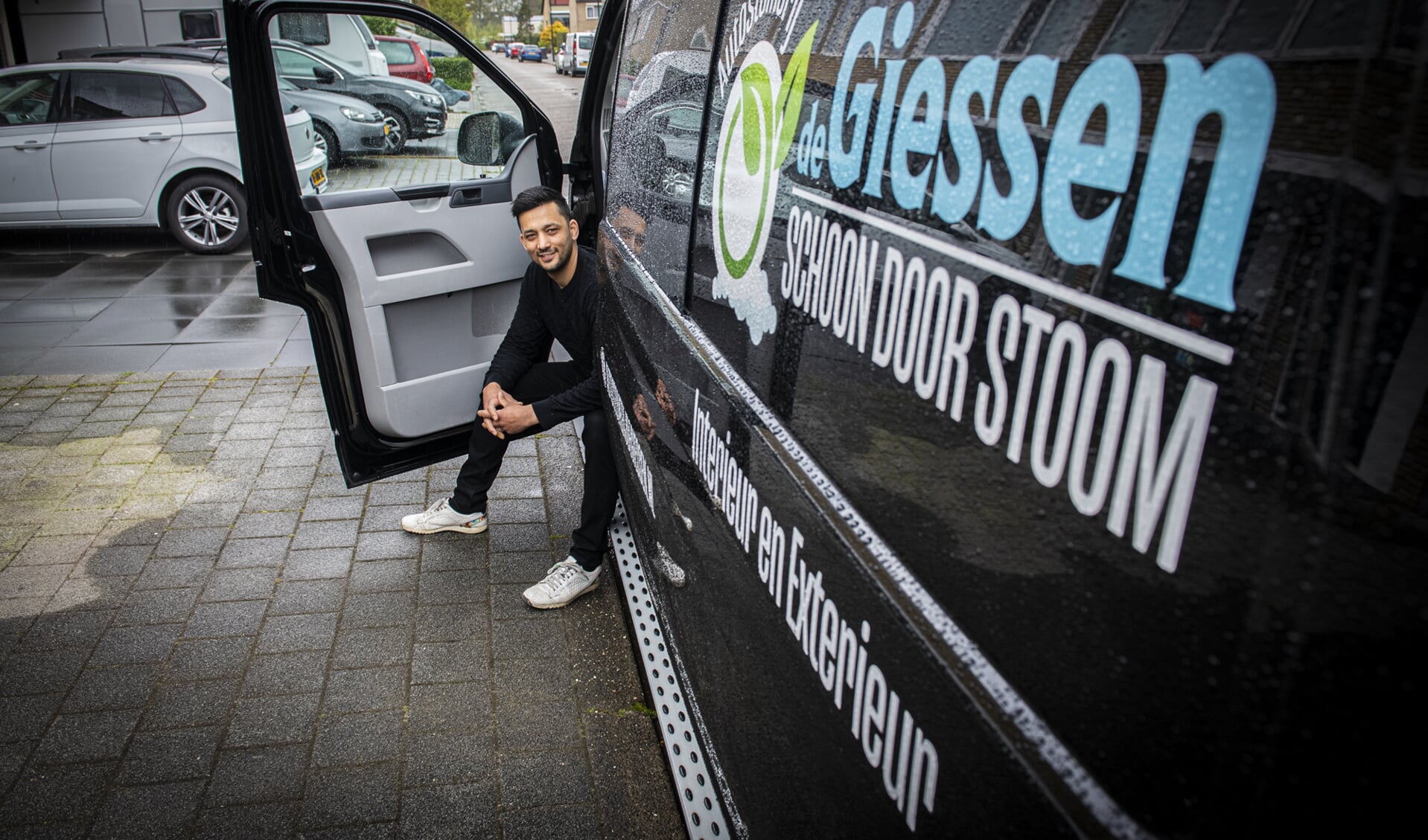 Auto’s poetsen was altijd al zijn hobby, maar in 2019 zette Naser de stap om het professioneel te gaan doen.