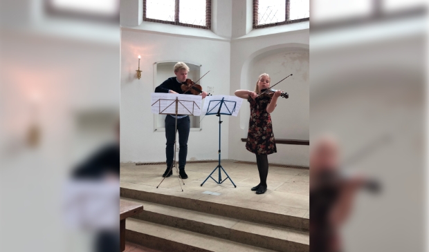 <p>Vioolleraar Kilian van Rooij en Isabel Bottenheft zijn hard aan het oefenen voor de muziekwedstrijd.</p>