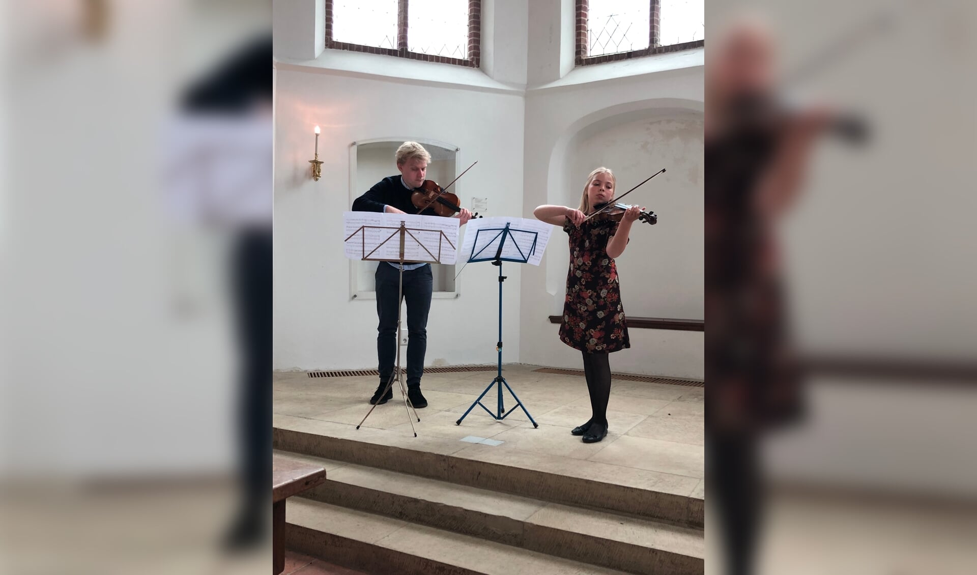 Vioolleraar Kilian van Rooij en Isabel Bottenheft zijn hard aan het oefenen voor de muziekwedstrijd.