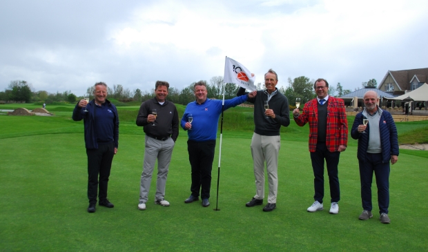 <p>v.l.n.r. David Burnside, Harry van der Laan (Member), Phil Helsby, Gert Soetendal (Member), Jonas Saxton en Tim Giles </p>