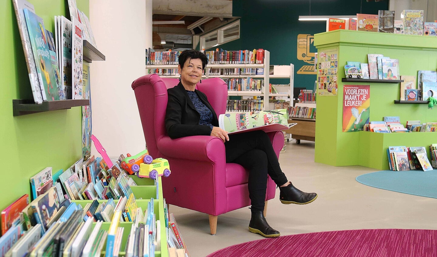 Helma Bouman in de Kinderboekenhoek van de bibliotheek in Driebergen.