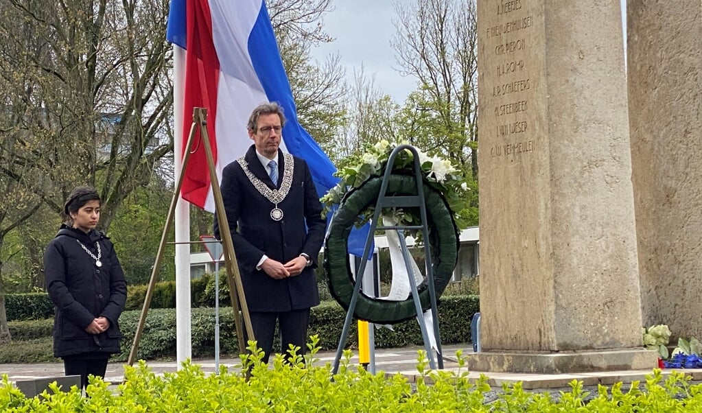 Burgemeester Tjapko Poppens en kinderburgemeester Elina bij het monument aan de Amsterdamseweg.
