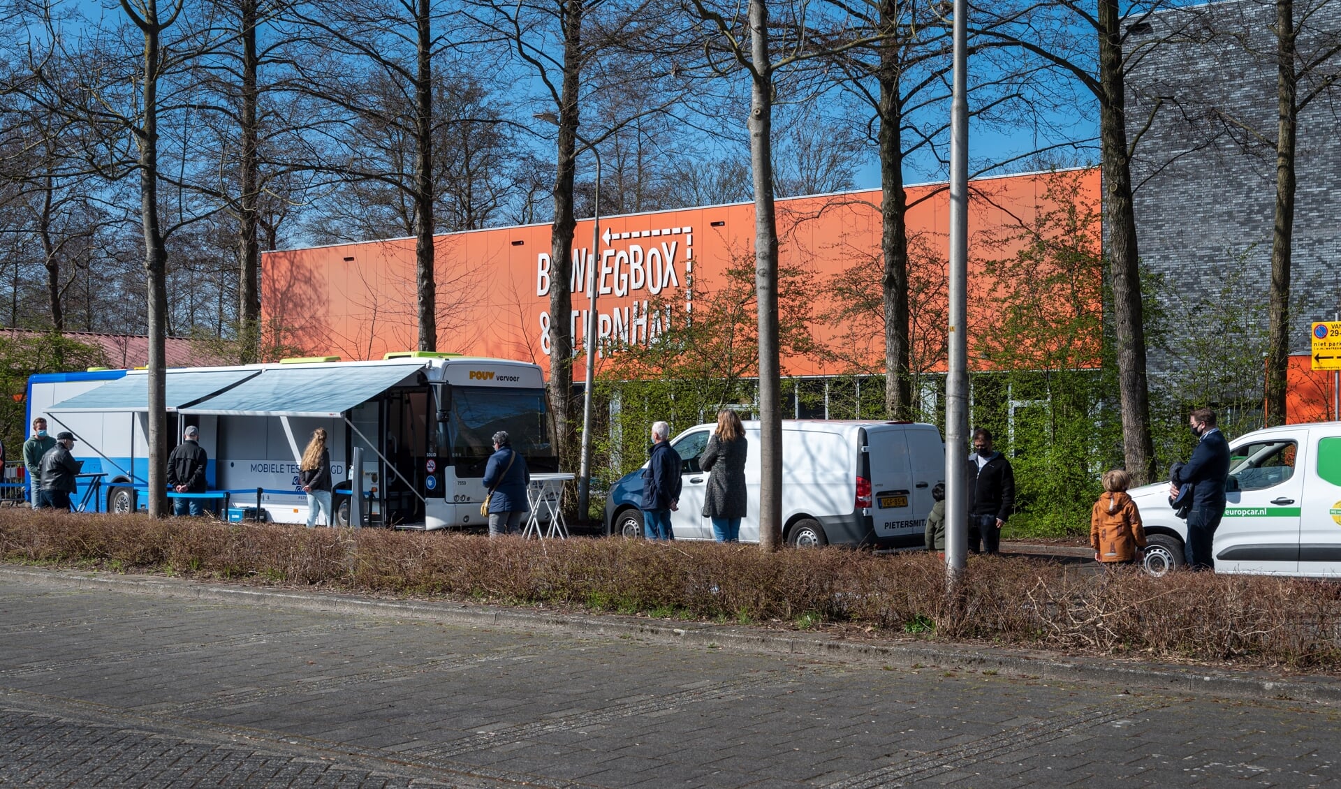Zonder afspraak testen in de GGD mobiele testunit, hier op de Sportlaan in Amstelveen