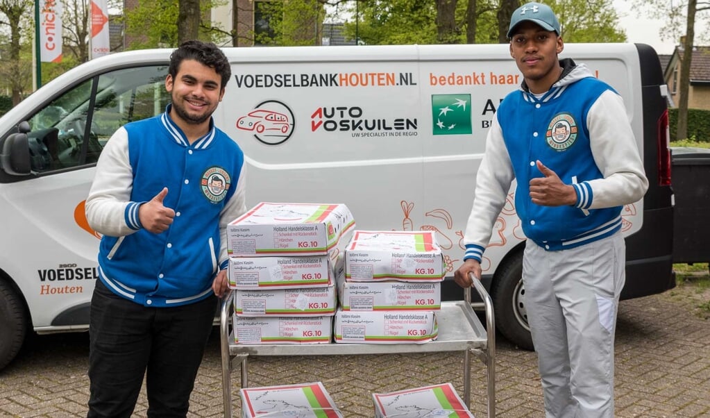 Achmed (l) en Nigel (r) komen trots de kip afleveren bij de voedselbank..