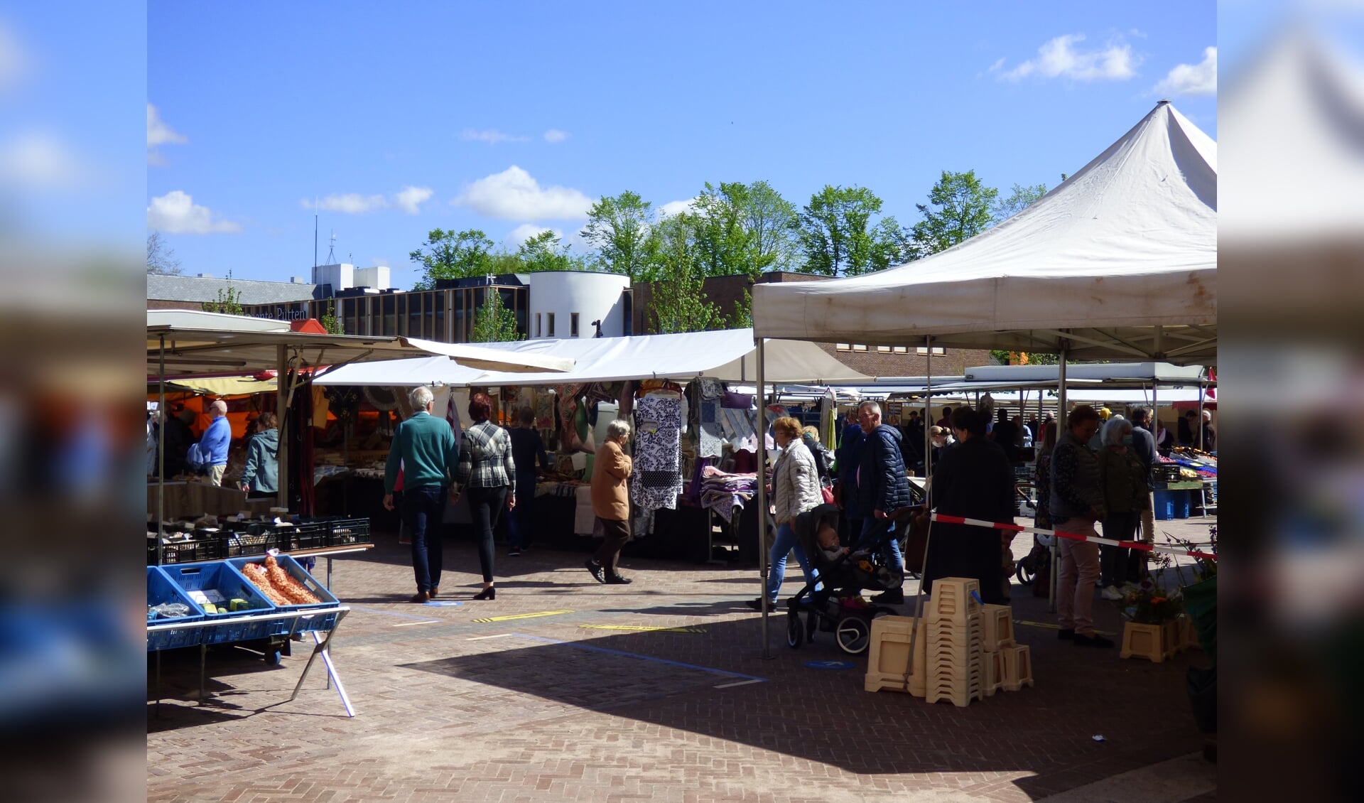 De markt in Putten op woensdag 12 mei.