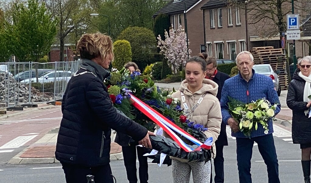 Burgemeester Petra Doornenbal en kinderburgemeester Daantje dragen de krans naar het monument.