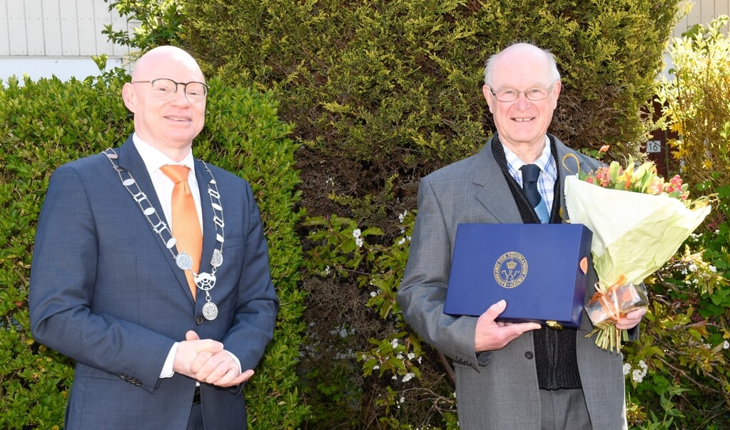 Hans Albrecht gedecoreerd als lid Orde Oranje Nassau