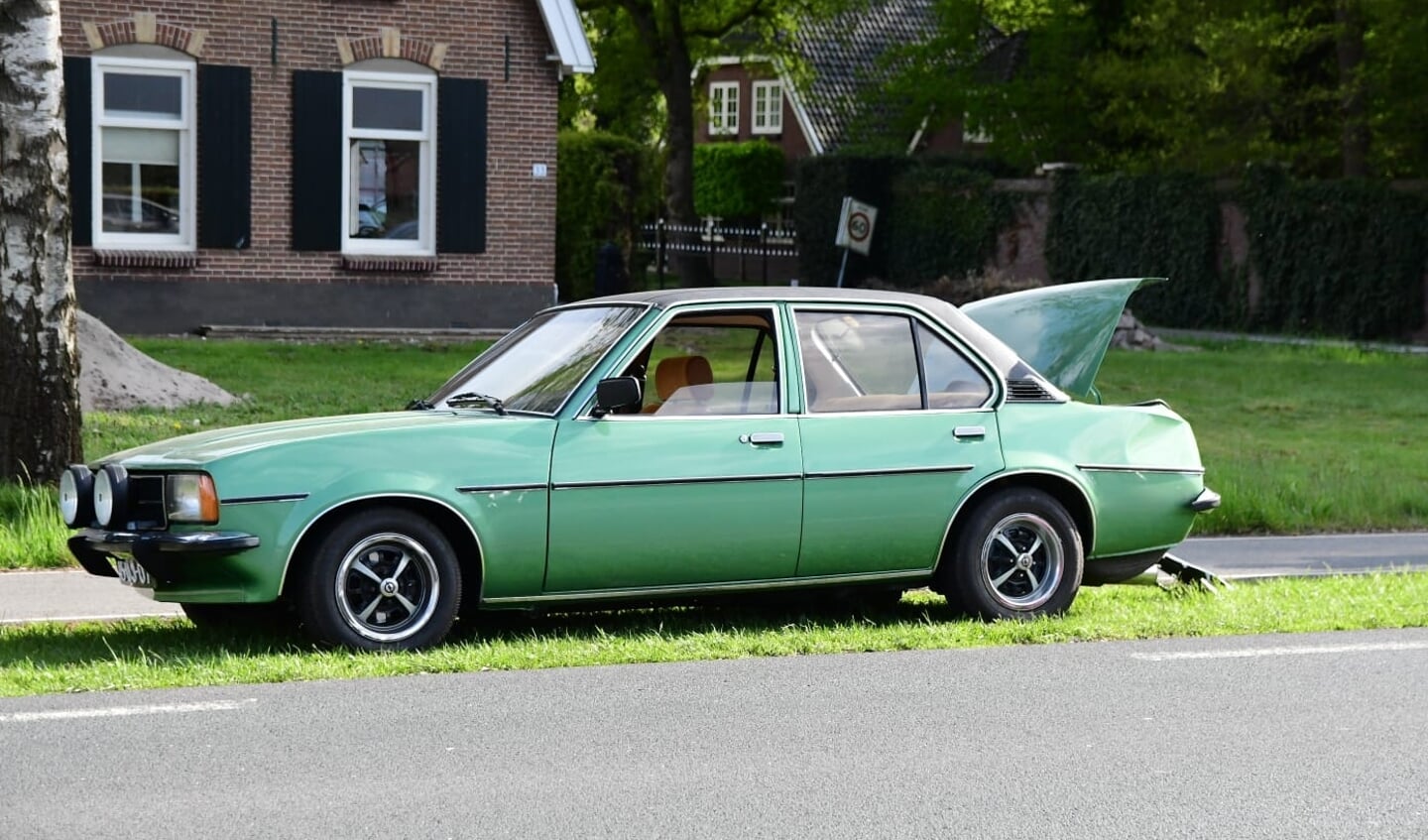 De gerestaureerde Opel Ascona B uit 1978 van Arno van Beek.