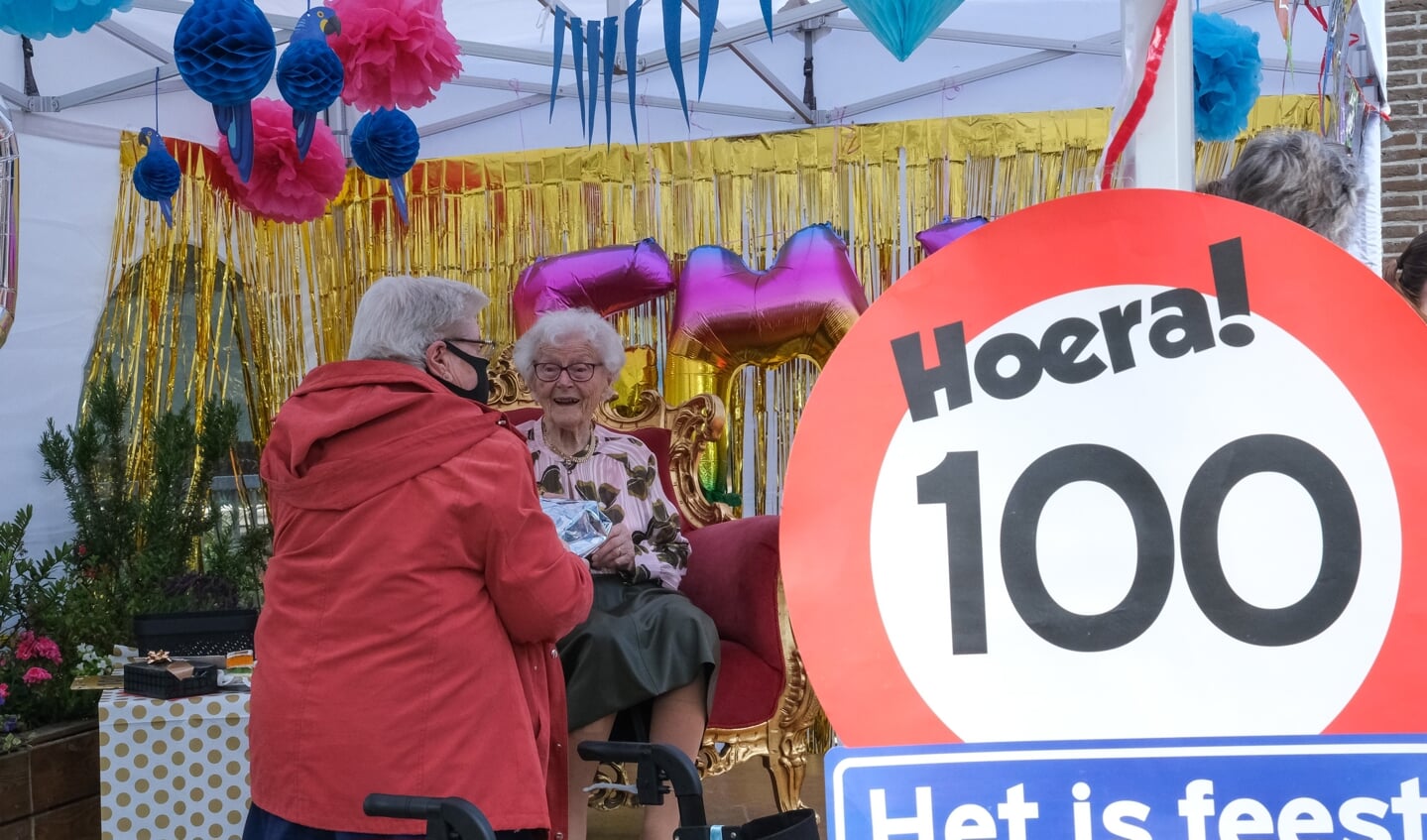 Mevrouw Emilie Christine Labruyère-Claus uit Hoofddorp wordt 100 jaar