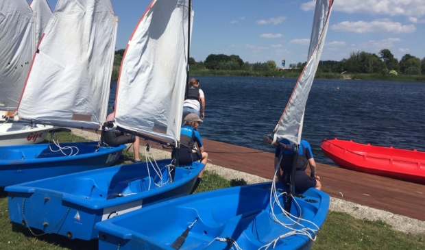 Kids bij zeilboten