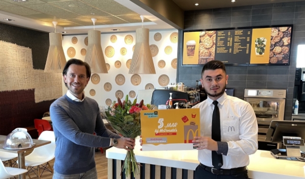 Een trotse Khalil ontvangt zijn certificaat