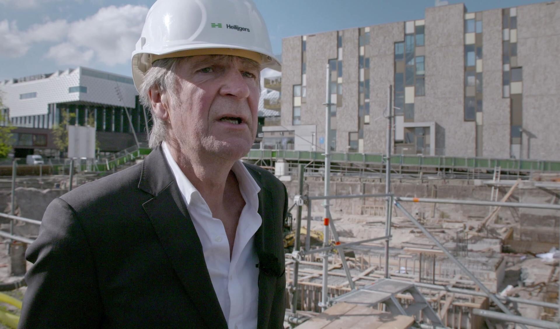 Architect Jan Poolen wordt op de bouwplaats van Eemerald geïnterviewd.