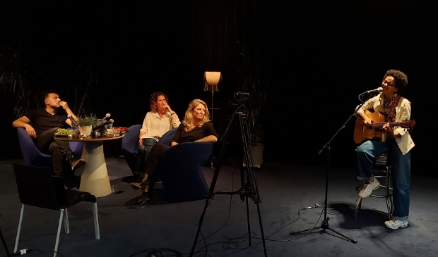 <p>Alyssa van Ommeren treedt op. Aan tafel Eus, Jacobine van den Hoek en Gertrude Hoogendoorn.</p>