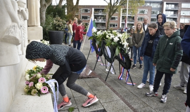 <p>Scholieren leggen een krans bij het herdenkingsmonument aan de Inspecteur Schreuderlaan.</p>