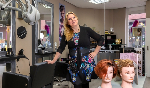 <p>Jolanda Comello in de salon aan de Maanderweg 7 in Ede.</p>