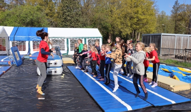 Unitas-turnsters doen de kampdans als warming up