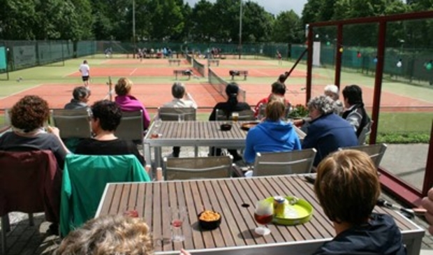 <p>Tennisschool One 2 Tennis gaf vrijdag les bij de Kerstentuin in Bunnik</p>