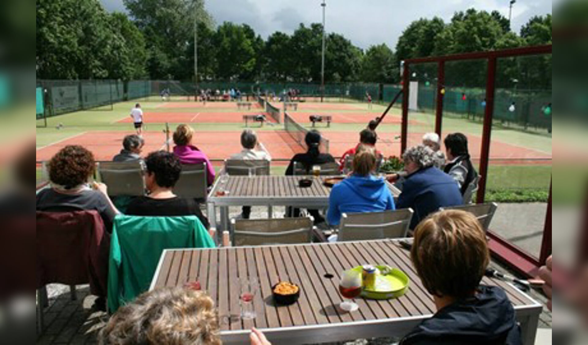 Tennisschool One 2 Tennis gaf vrijdag les bij de Kerstentuin in Bunnik
