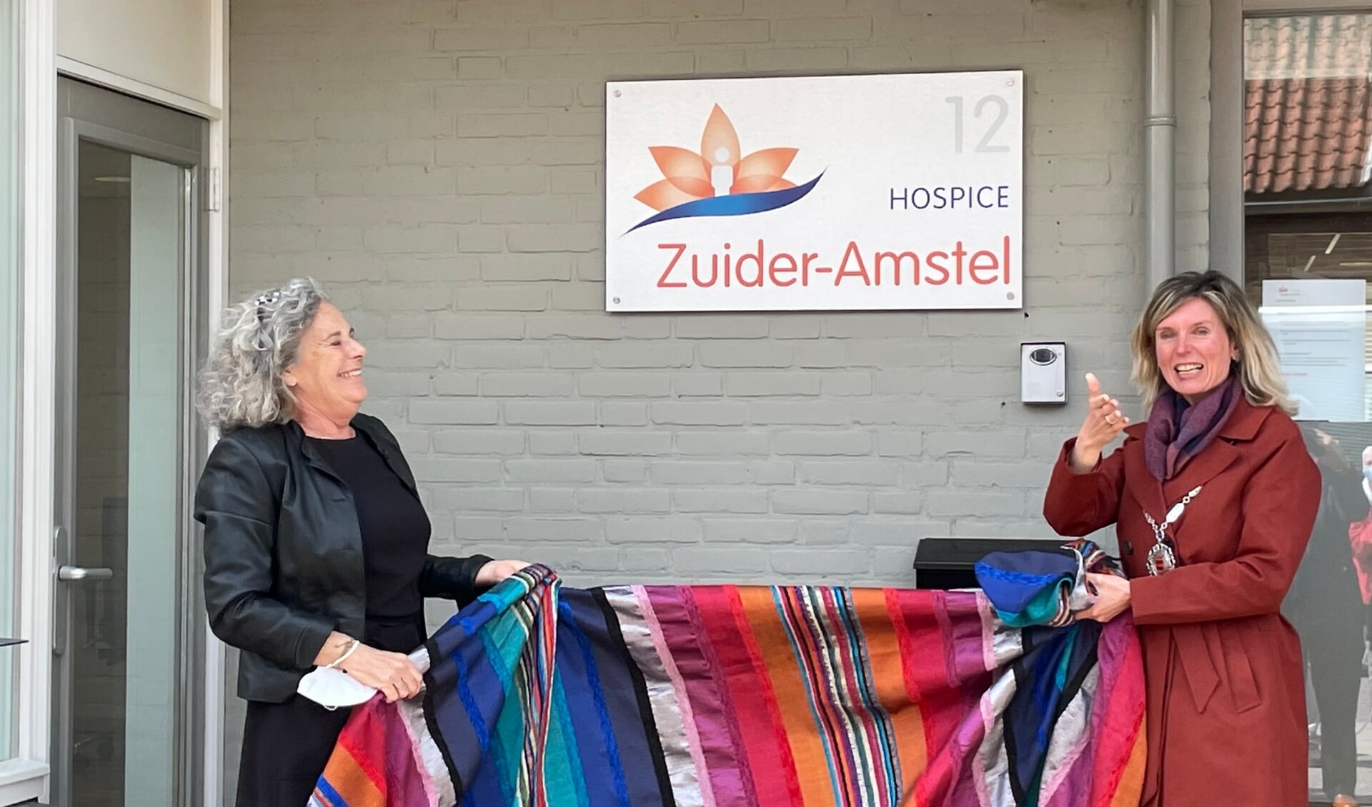 Hospice Zuider-Amstel in Ouderkerk aan de Amstel werd op 3 mei, onder grote belangstelling, officieel geopend door burgemeester Joyce Langenacker (r.) en initiatiefnemer Marion Snoek 