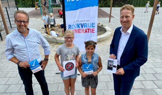 <p>Rookvrije generatieambassadeurs Anna en Saskia samen met 'hun' schooldirecteur Michel Houttuin en wethouder Frank Berkhout.</p>