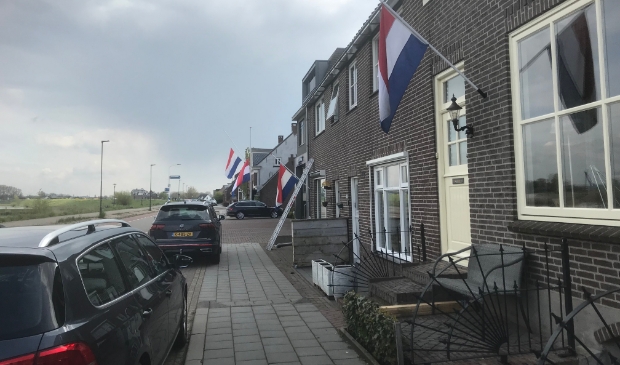 Vlaggen hangen halfstok aan de Sasdijk in Werkendam
