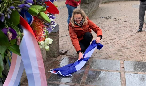 <p>Karine Jekel onthult tegel 2021 van het Herdenkingsmonument</p>