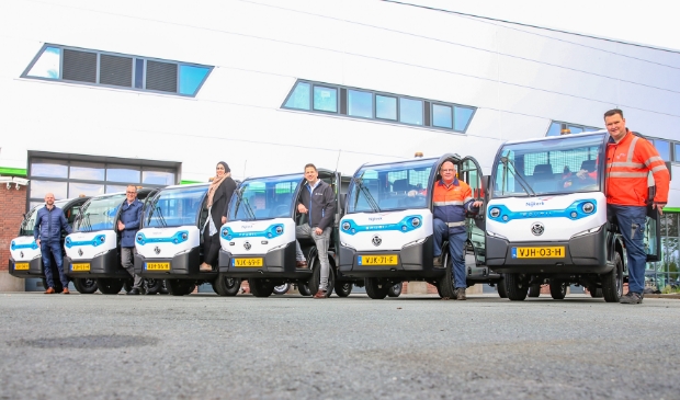 <p>Van links naar rechts: Alexander Moraal, teamleider van dagelijks beheer gemeente Nijkerk, Harke Dijksterhuis, Nadya Aboyaakoub, leverancier Olaf van Grol, en Jaap van de Bunt en Johanan Smit (gemeente Nijkerk). </p>